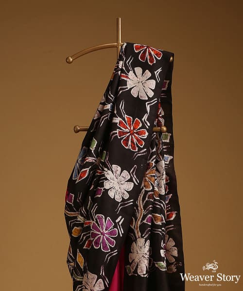 Handloom_Pink_And_Black_Pure_Mulberry_Silk_Hand_Batik_Saree_With_Multicolour_Motifs_WeaverStory_02
