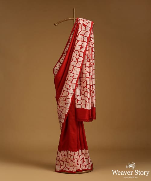 Red_And_Offwhite_Handloom_Pure_Mulberry_Silk_Hand_Batik_Saree_With_Geomatrical_Pattern_Border_WeaverStory_01