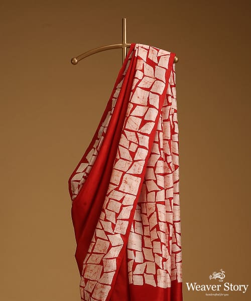 Red_And_Offwhite_Handloom_Pure_Mulberry_Silk_Hand_Batik_Saree_With_Geomatrical_Pattern_Border_WeaverStory_02