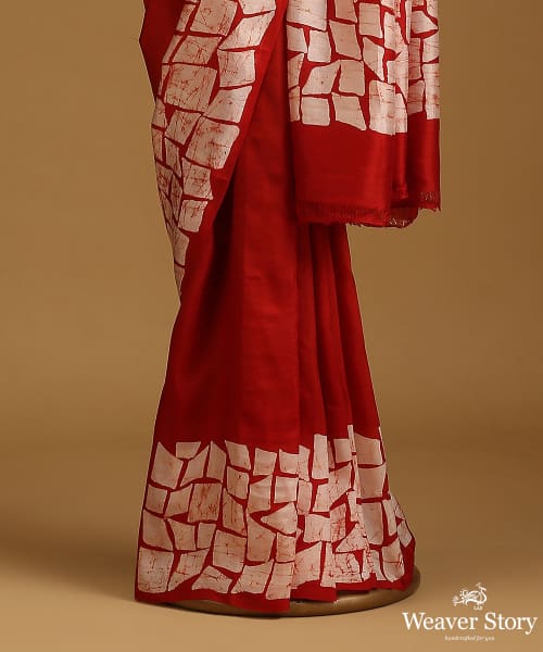 Red_And_Offwhite_Handloom_Pure_Mulberry_Silk_Hand_Batik_Saree_With_Geomatrical_Pattern_Border_WeaverStory_03