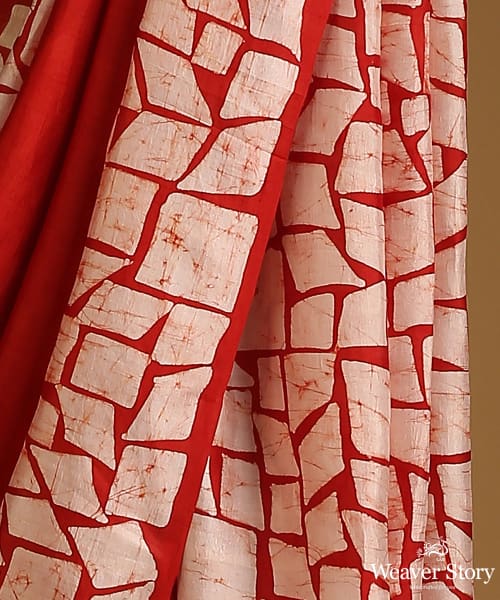 Red_And_Offwhite_Handloom_Pure_Mulberry_Silk_Hand_Batik_Saree_With_Geomatrical_Pattern_Border_WeaverStory_04