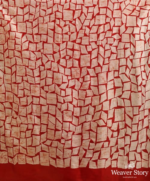 Red_And_Offwhite_Handloom_Pure_Mulberry_Silk_Hand_Batik_Saree_With_Geomatrical_Pattern_Border_WeaverStory_05
