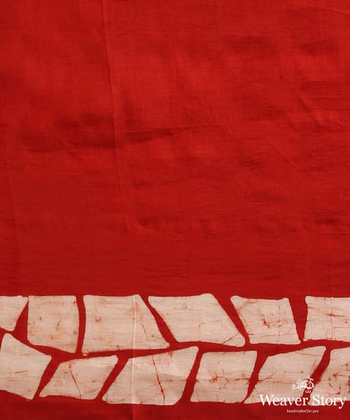Red_And_Offwhite_Handloom_Pure_Mulberry_Silk_Hand_Batik_Saree_With_Geomatrical_Pattern_Border_WeaverStory_06