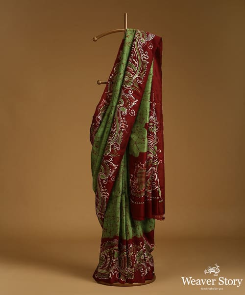 Handloom_Green_And_Brown_Pure_Mulberry_Silk_Hand_Batik_Saree_With_Paisleys_WeaverStory_01