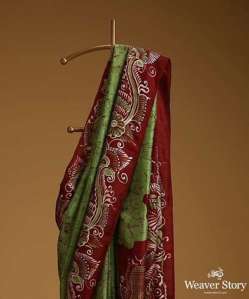 Handloom_Green_And_Brown_Pure_Mulberry_Silk_Hand_Batik_Saree_With_Paisleys_WeaverStory_02