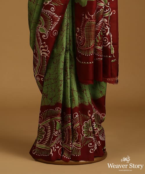 Handloom_Green_And_Brown_Pure_Mulberry_Silk_Hand_Batik_Saree_With_Paisleys_WeaverStory_03