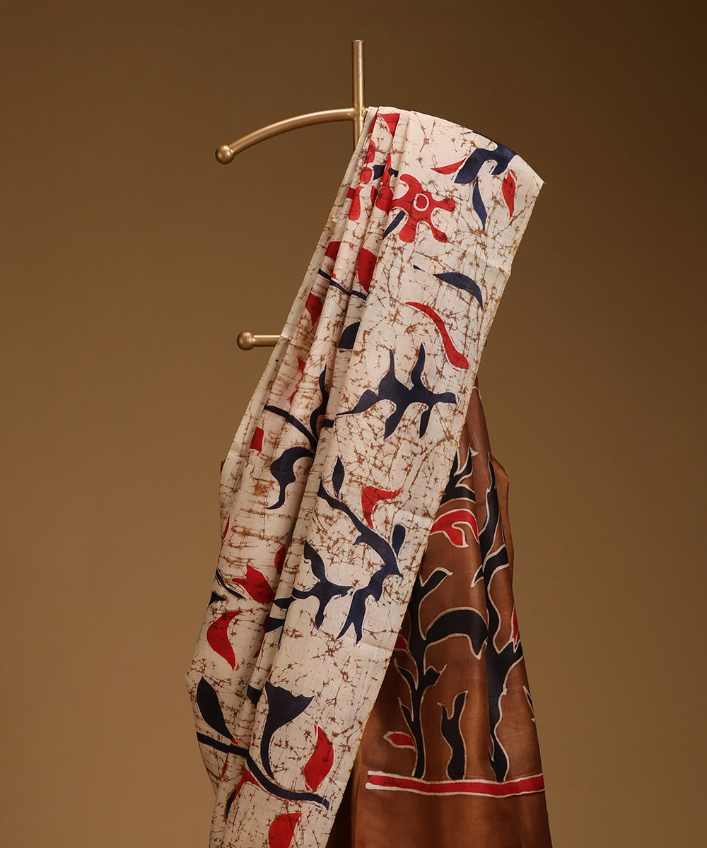 Handloom_Offwhite_Dark_Mustard_Hand_Batik_Mulberry_Silk_Saree_with_Floral_Motifs_WeaverStory_02