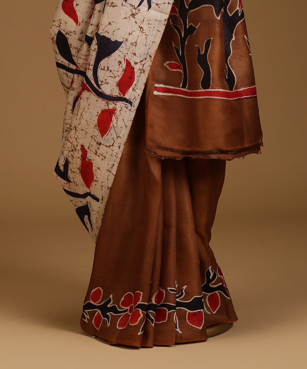 Handloom_Offwhite_Dark_Mustard_Hand_Batik_Mulberry_Silk_Saree_with_Floral_Motifs_WeaverStory_03