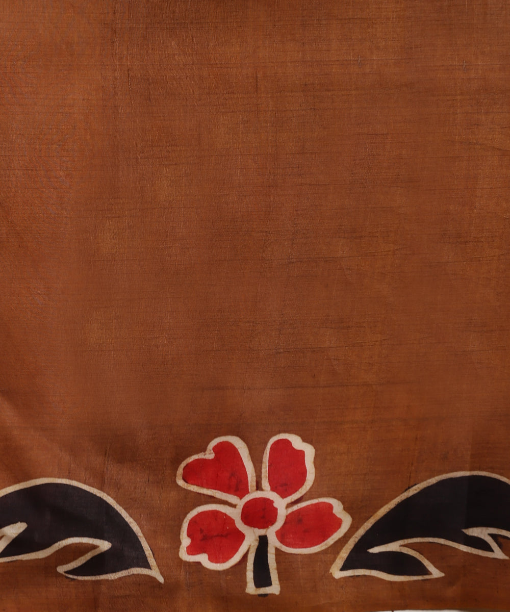 Handloom_Offwhite_Dark_Mustard_Hand_Batik_Mulberry_Silk_Saree_with_Floral_Motifs_WeaverStory_06