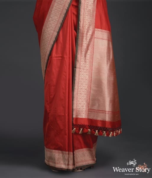 Handwoven_plain_katan_silk_saree_with_a_kadhwa_border_and_pallu_WeaverStory_04