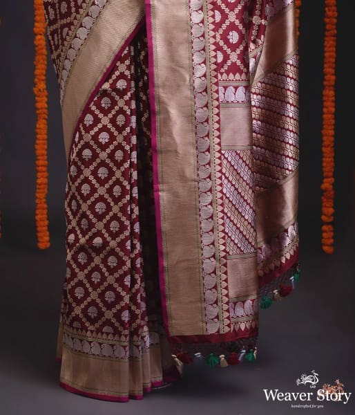 Mahroon_and_gold_kadhwa_neelambari_booti_saree_with_heavy_border_WeaverStory_04