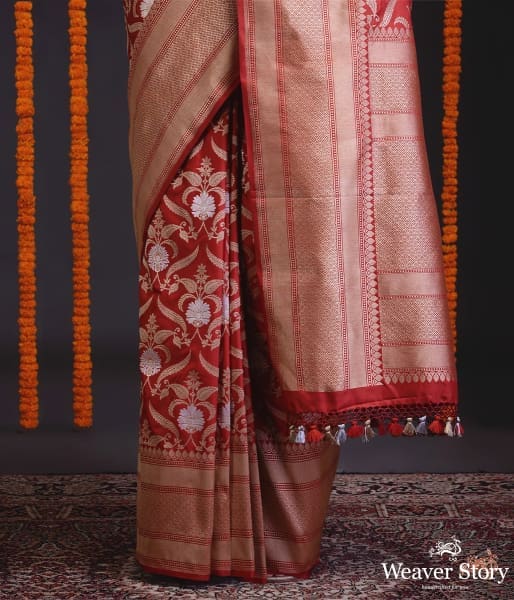Handwoven_kadhwa_banarasi_jangla_in_bridal_red_woven_in_mehraab_jaali_pattern_WeaverStory_04