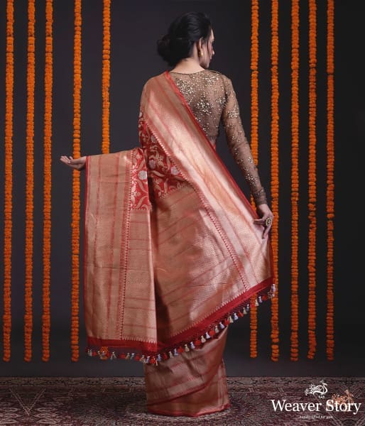 Handwoven_kadhwa_banarasi_jangla_in_bridal_red_woven_in_mehraab_jaali_pattern_WeaverStory_03
