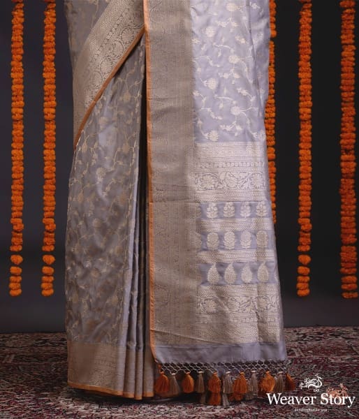 Handwoven_kadhwa_banarasi_jangla_in_grey_colour_with_floral_motifs_WeaverStory_04