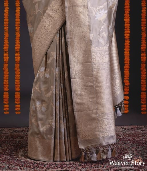 Beige_grey_dual_tone_kadhwa_banarasi_jangla_with_sona_rupa_zari_WeaverStory_04