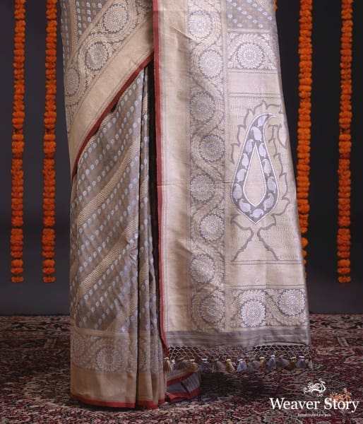 Beige_and_olive_dual_tone_kadhwa_neelambari_booti_saree_with_heavy_border_WeaverStory_04