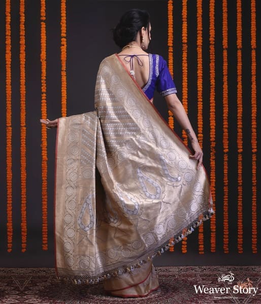 Beige_and_olive_dual_tone_kadhwa_neelambari_booti_saree_with_heavy_border_WeaverStory_03