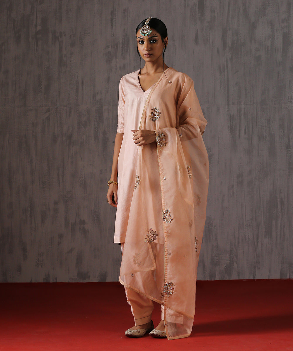 Handwoven_Peach_Organza_Chaand_Boota_Zardozi_Dupatta_WeaverStory_01
