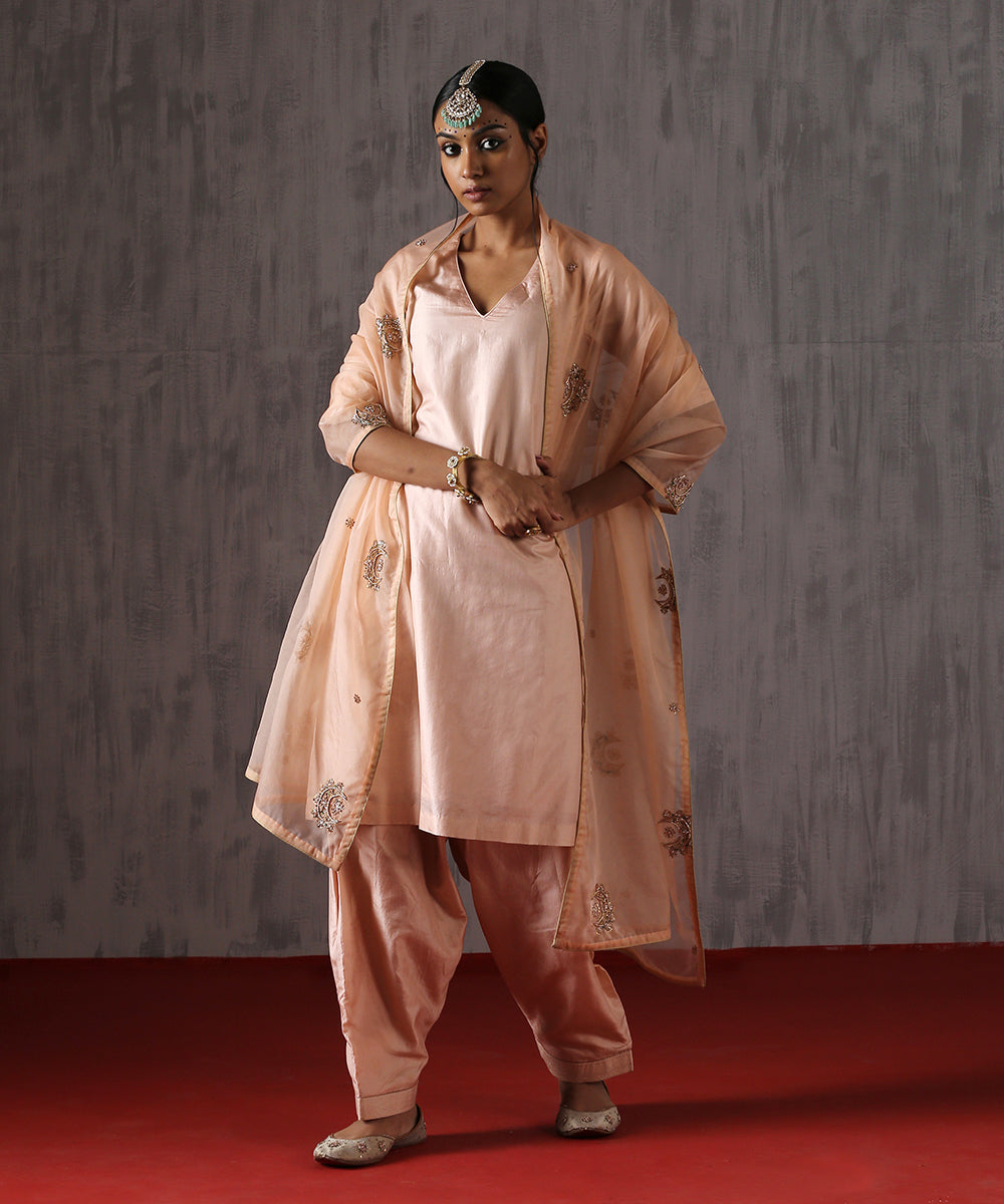 Handwoven_Peach_Organza_Chaand_Boota_Zardozi_Dupatta_WeaverStory_02