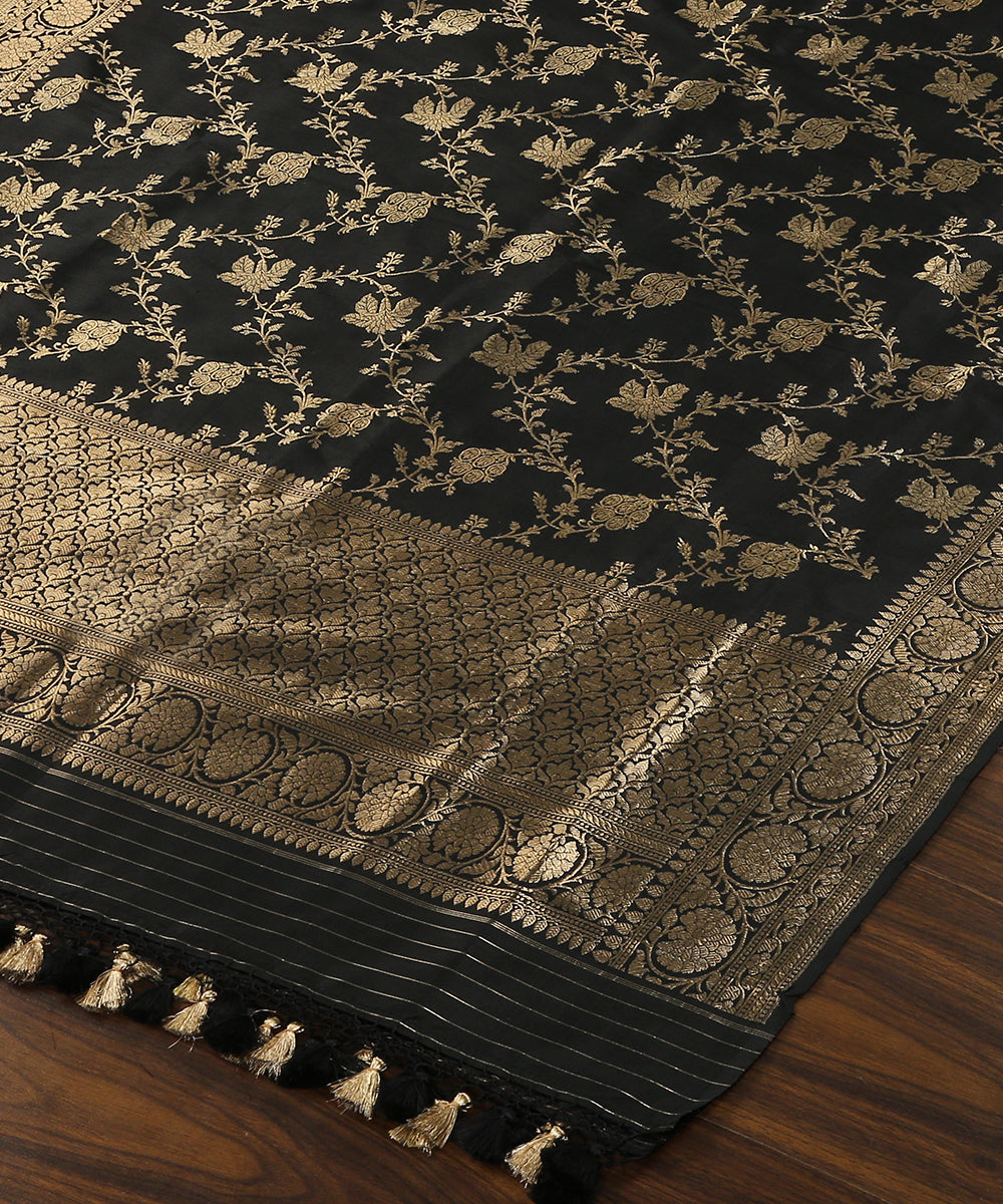 Handloom_Black_Pure_Katan_Silk_Kadhwa_Jangla_Banarasi_Dupatta_WeaverStory_03