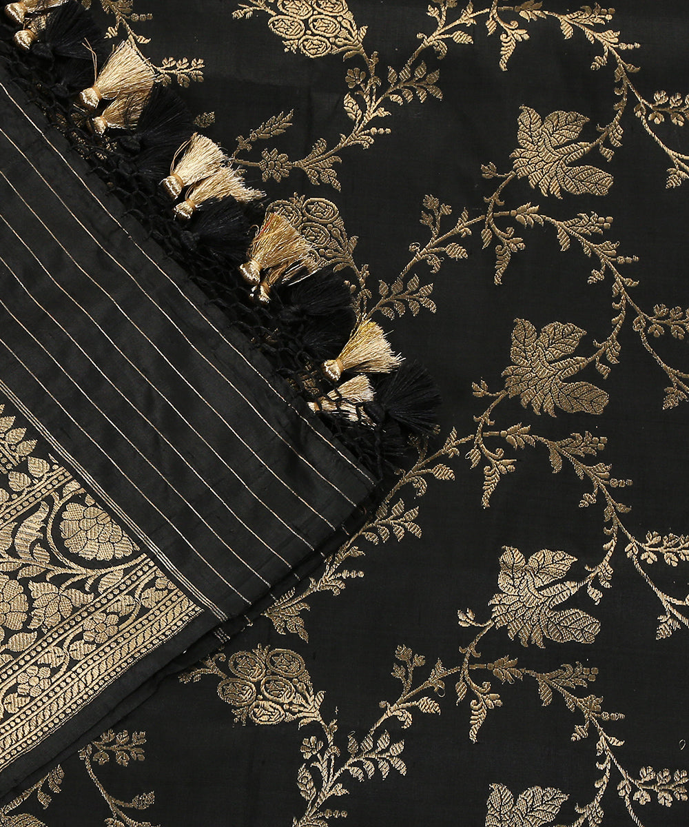 Handloom_Black_Pure_Katan_Silk_Kadhwa_Jangla_Banarasi_Dupatta_WeaverStory_04