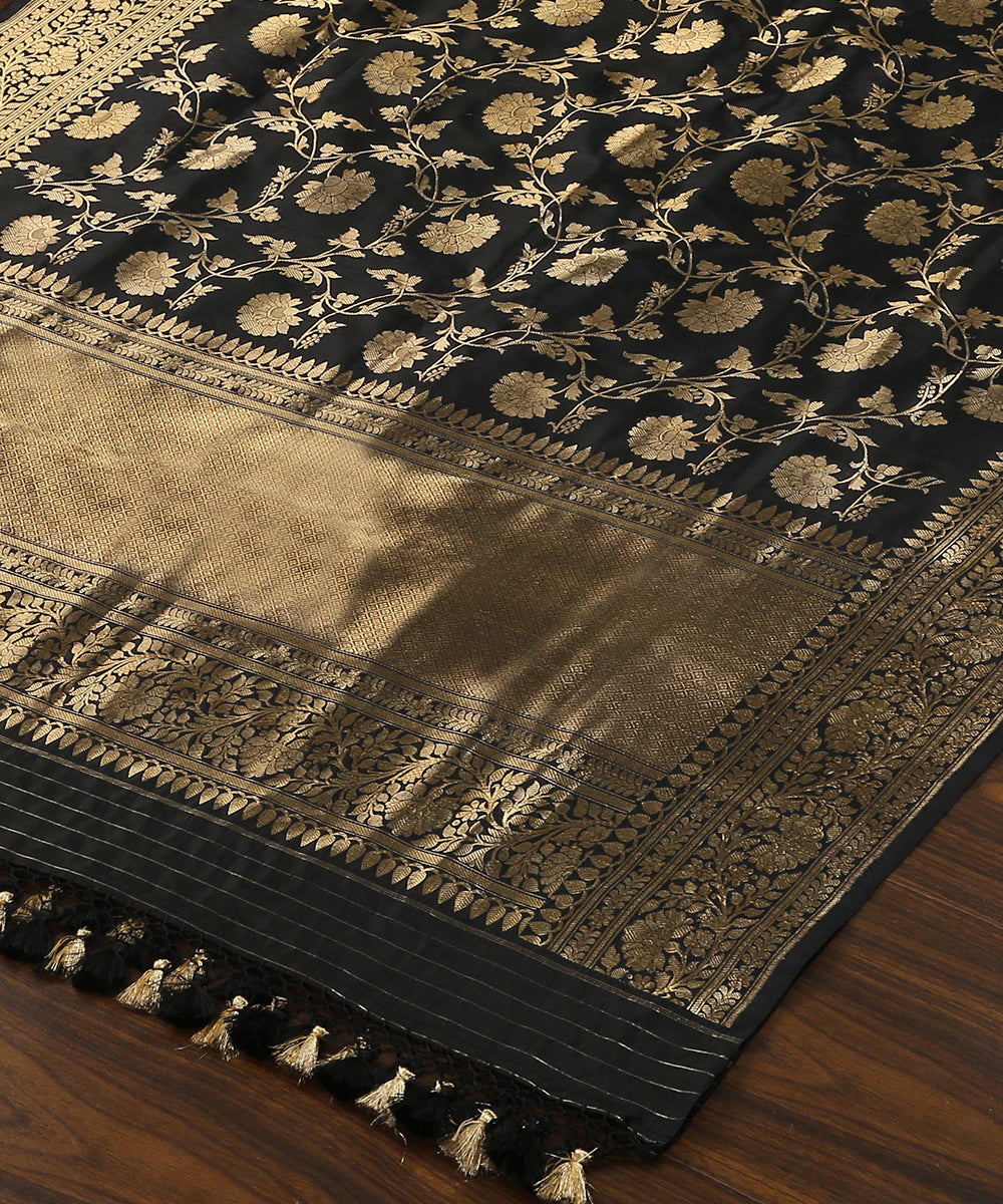 Black_Handloom_Pure_Katan_Silk_Kadhwa_Jangla_Banarasi_Dupatta_WeaverStory_03
