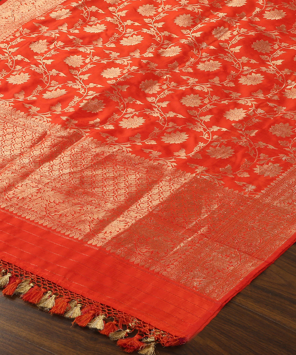 Red_Handloom_Pure_Katan_Silk_Kadhwa_Jangla_Banarasi_Dupatta_WeaverStory_03