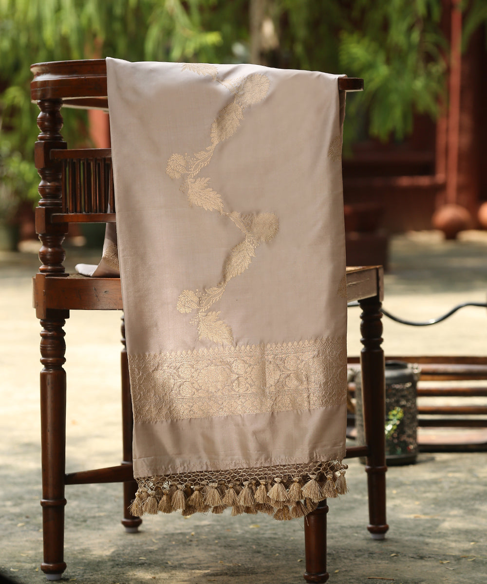 Handloom_Soft_Grey_And_Beige_Pure_Katan_Silk_Banarasi_Dupatta_With_Kadhwa_Jaal_WeaverStory_01