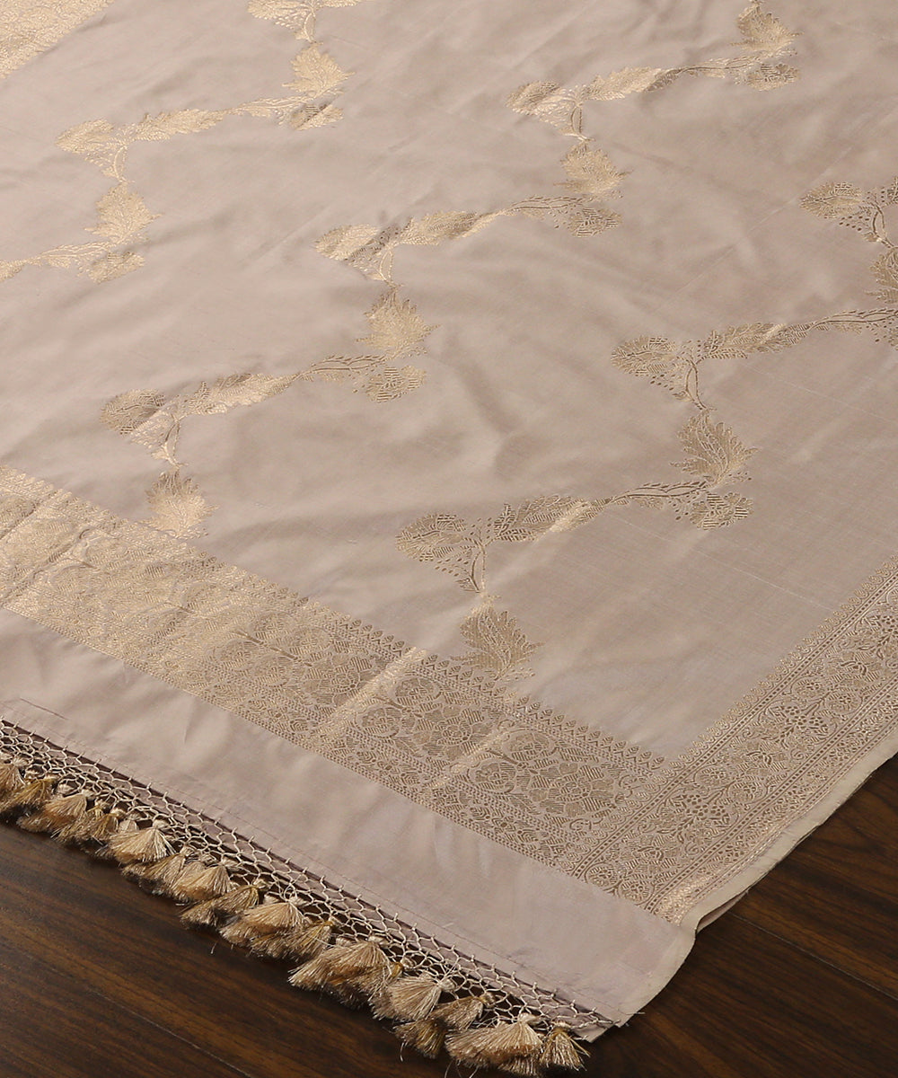 Handloom_Soft_Grey_And_Beige_Pure_Katan_Silk_Banarasi_Dupatta_With_Kadhwa_Jaal_WeaverStory_03