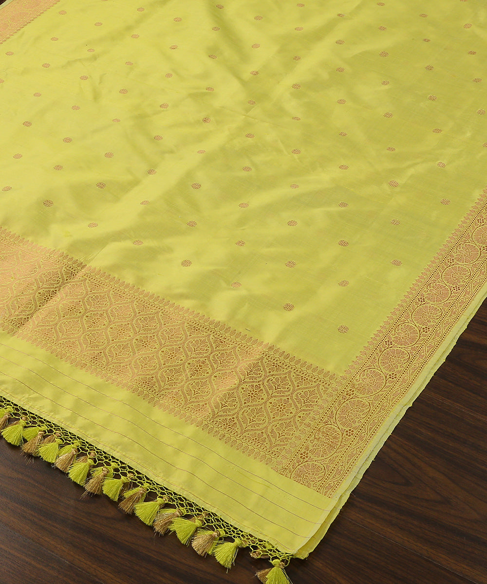 Yellow_Handloom_Pure_Katan_Silk_Kadhwa_Booti_Banarasi_Dupatta_WeaverStory_03