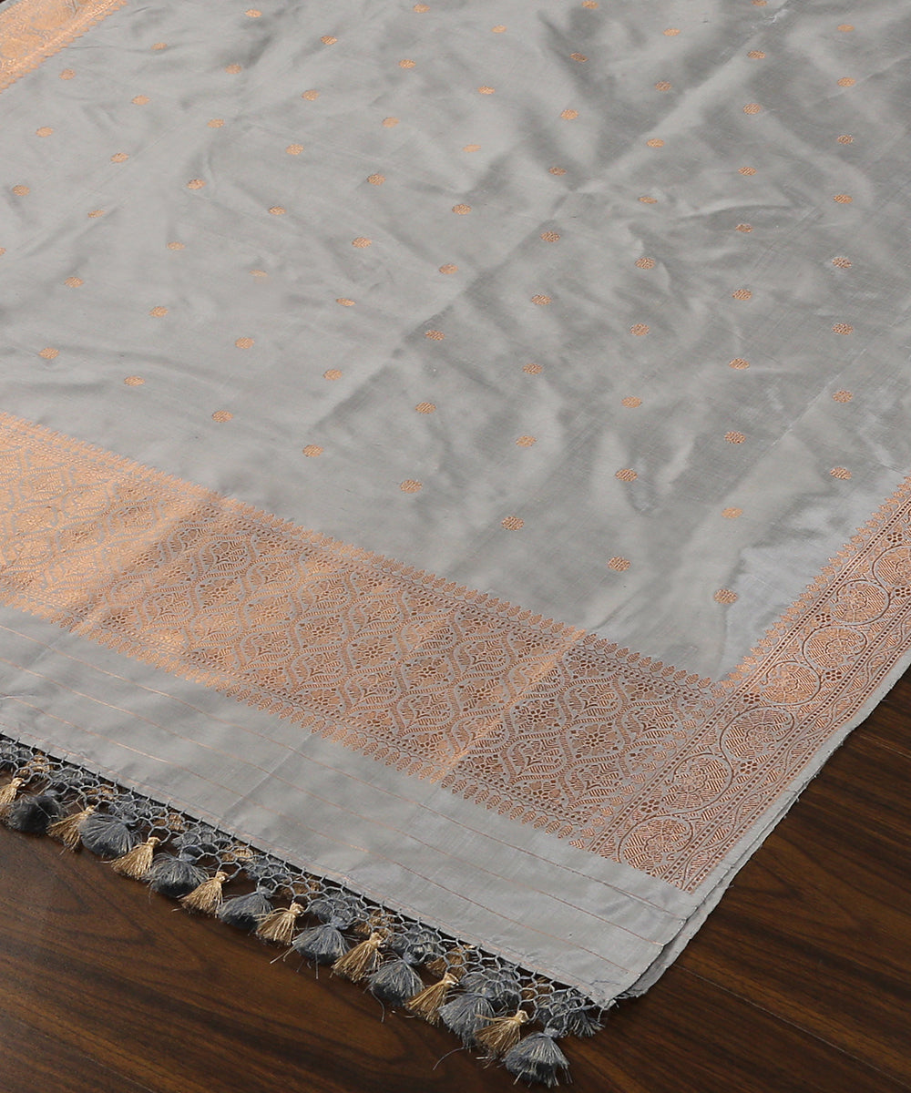 Grey_Handloom_Pure_Katan_Silk_Banarasi_Dupatta_With_Kadhwa_Booti_WeaverStory_03