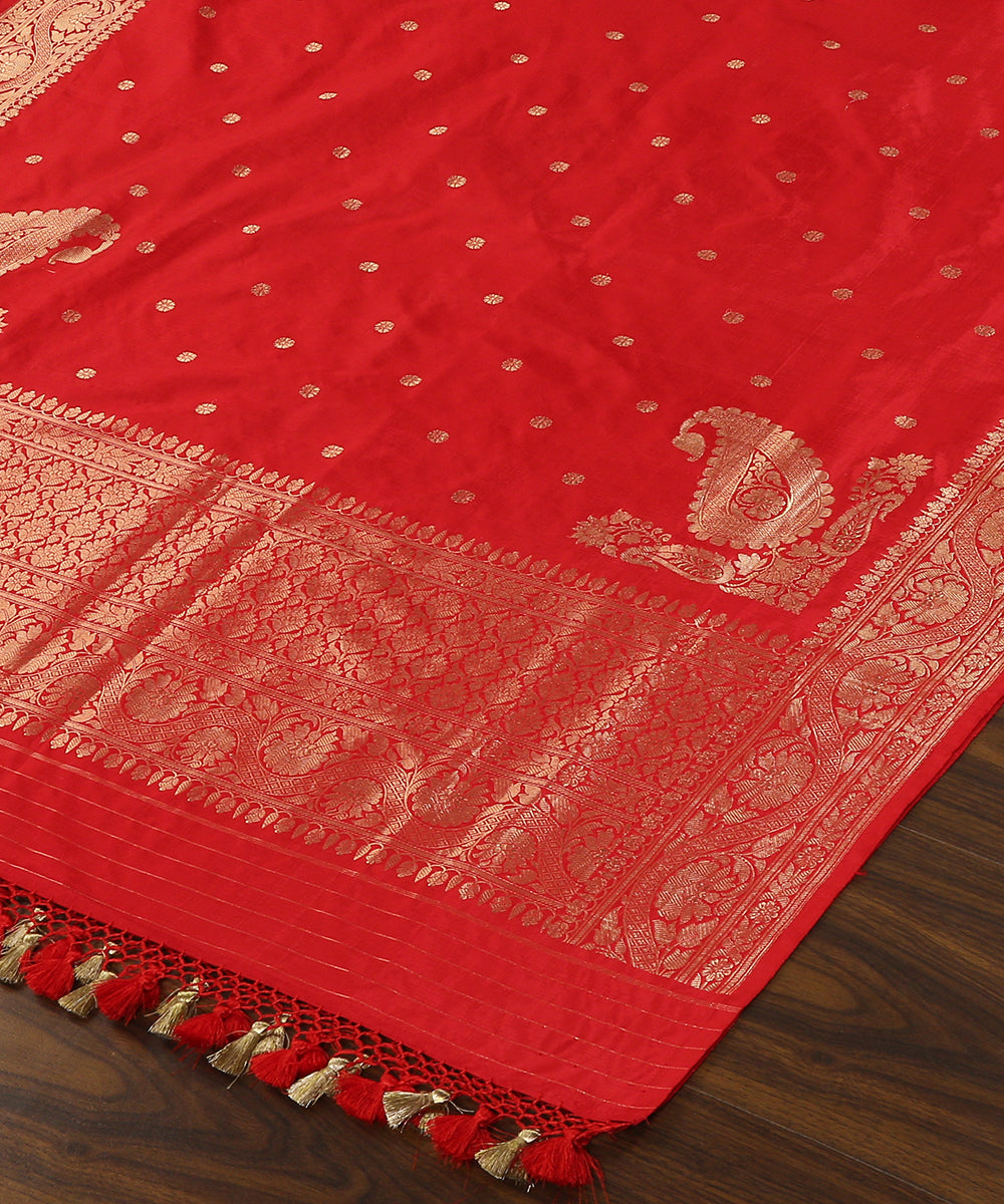 Handloom_Red_Kadhwa_Booti_Pure_Katan_Silk_Banarasi_Dupatta_WeaverStory_03