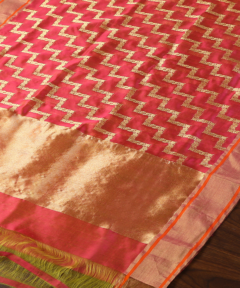 Handloom_Pink_And_Green_Dual_Tone_Pure_Chanderi_Silk_Dupatta_With_All_Over_Zari_Jaal_WeaverStory_03