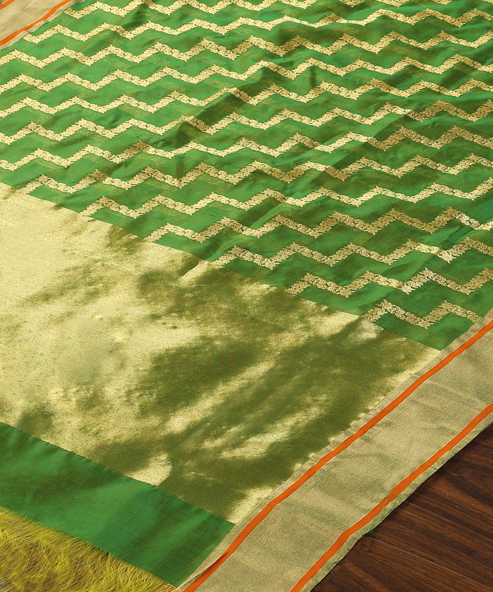 Green_Dual_Tone_Handloom_Pure_Chanderi_Silk_Dupatta_With_All_Over_Zari_Jaal_WeaverStory_03