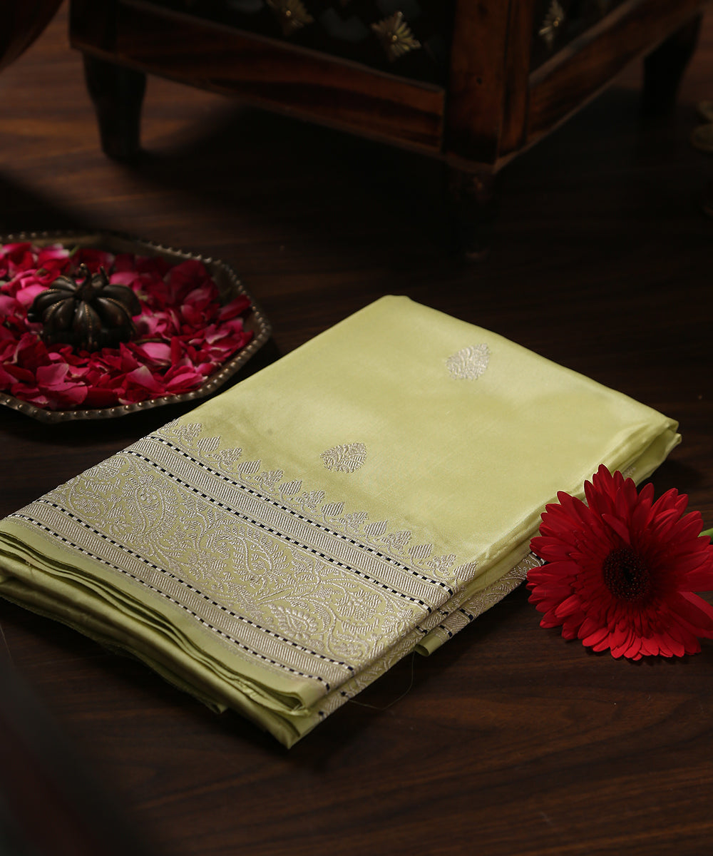 Handloom_Light_Green_Pure_Katan_Silk_Banarasi_Dupatta_With_Zari_Booti_WeaverStory_01