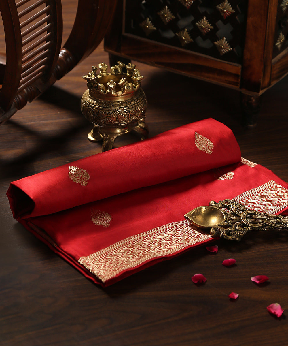 Handloom_Maroon_And_Black_Dual_Tone_Pure_Katan_Silk_Banarasi_Dupatta_WeaverStory_01