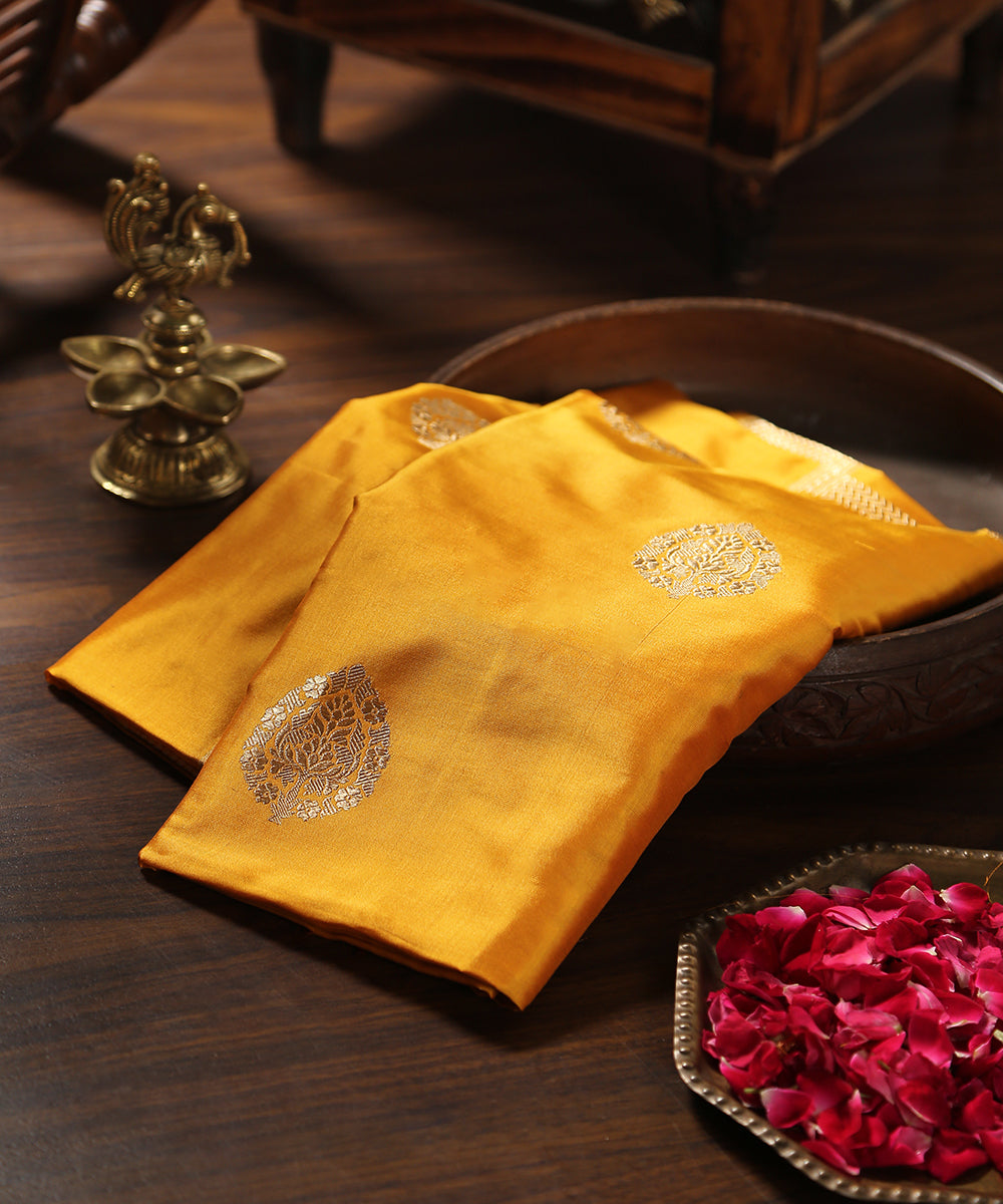 Mustrad_Gold_Handloom_Kadhwa_Booti_Pure_Katan_Silk_Dupatta_WeaverStory_01