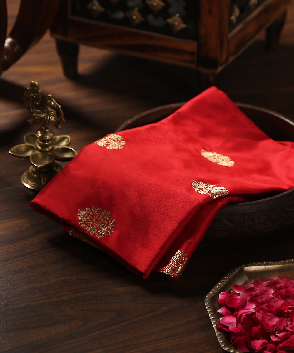 Handloom_Red_Pure_Katan_Silk_Banarasi_Dupatta_With_Kadhwa_Booti_WeaverStory_01