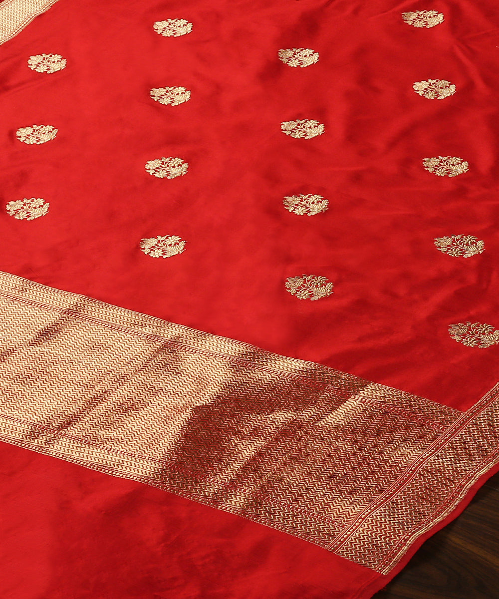 Handloom_Red_Pure_Katan_Silk_Banarasi_Dupatta_With_Kadhwa_Booti_WeaverStory_03