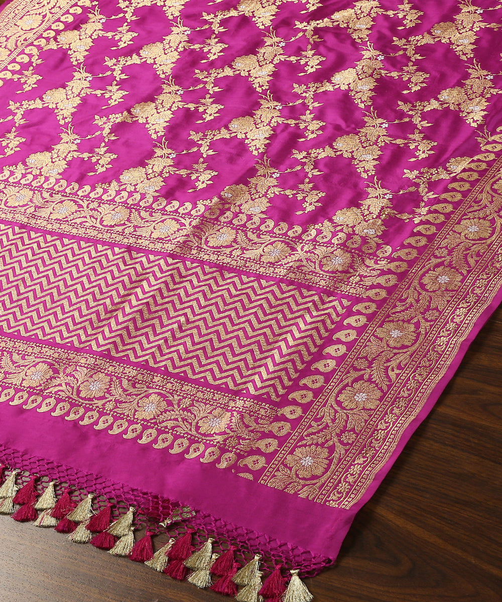 Purple_Handloom_Pure_Katan_Silk_Banarasi_Jangla_Dupatta_With_Floral_Bunches_WeaverStory_03