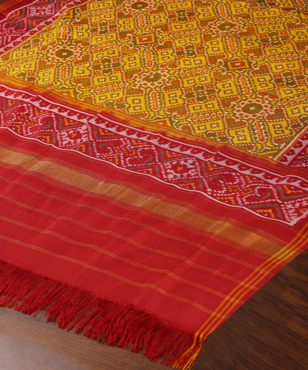 Handloom_Green_And_Mustard_Dual_Tone_Pure_Mulberry_Silk_Ikat_Patola_Dupatta_WeaverStory_03