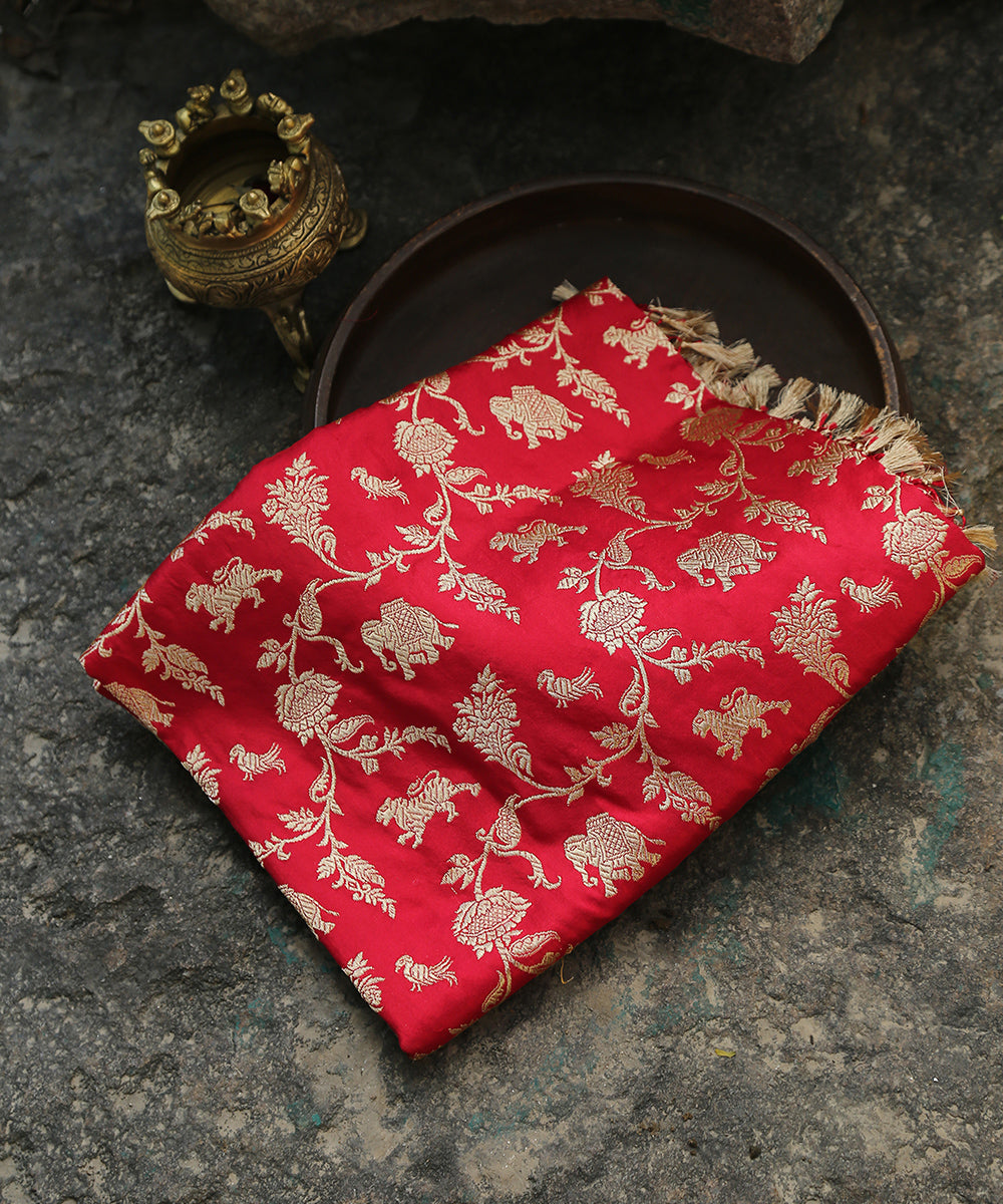 Handloom_Red_Pure_Katan_Silk_Banarasi_Shikargah_Banarasi_Dupatta_With_Gold_Zari_WeaverStory_01