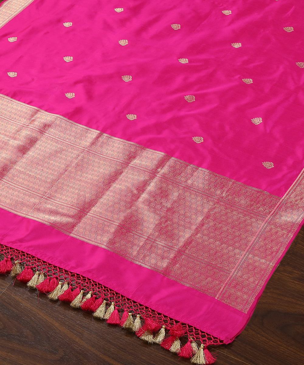 Handloom_Rani_Pink_Pure_Katan_Silk_Banarasi_Dupatta_With_Booti_WeaverStory_03