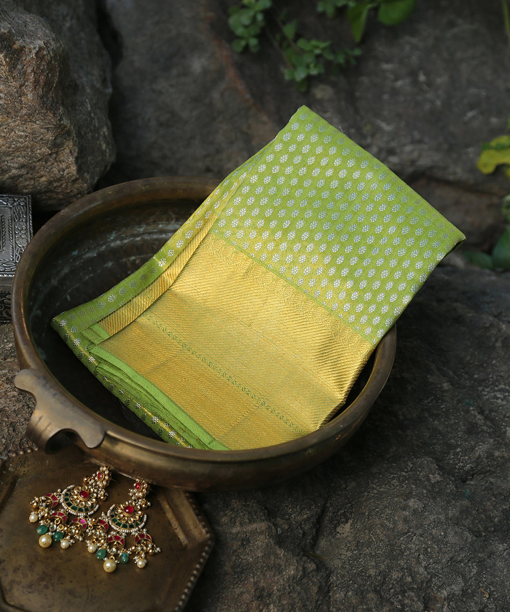 Handloom_Neon_Green_Pure_Silk_Kanjivaram_With_Zari_Big_Border_Dupatta_WeaverStory_01