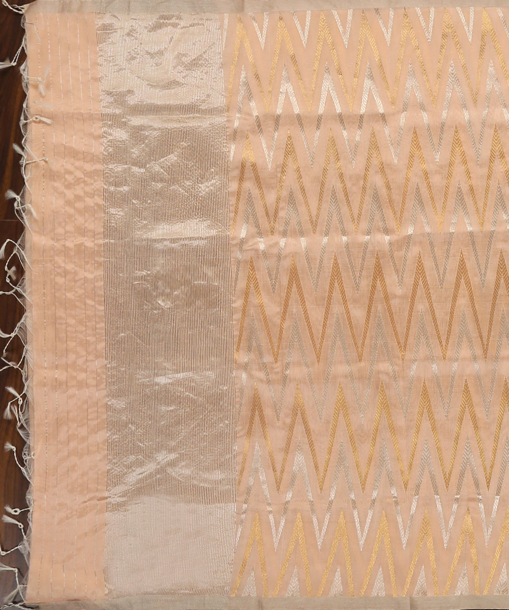 Light_Peach_Handloom_Pure_Chanderi_Silk_Dupatta_With_Zigzag_Sona_Rupa_Zari_Work_WeaverStory_02
