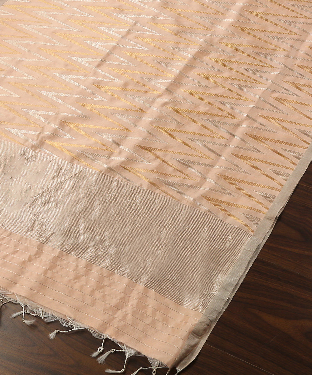 Light_Peach_Handloom_Pure_Chanderi_Silk_Dupatta_With_Zigzag_Sona_Rupa_Zari_Work_WeaverStory_03