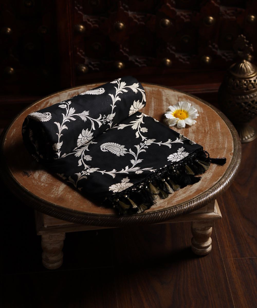 Black_Handloom_Pure_Katan_Silk_Banarasi_Dupatta_With_Paisley_Jaal_WeaverStory_01