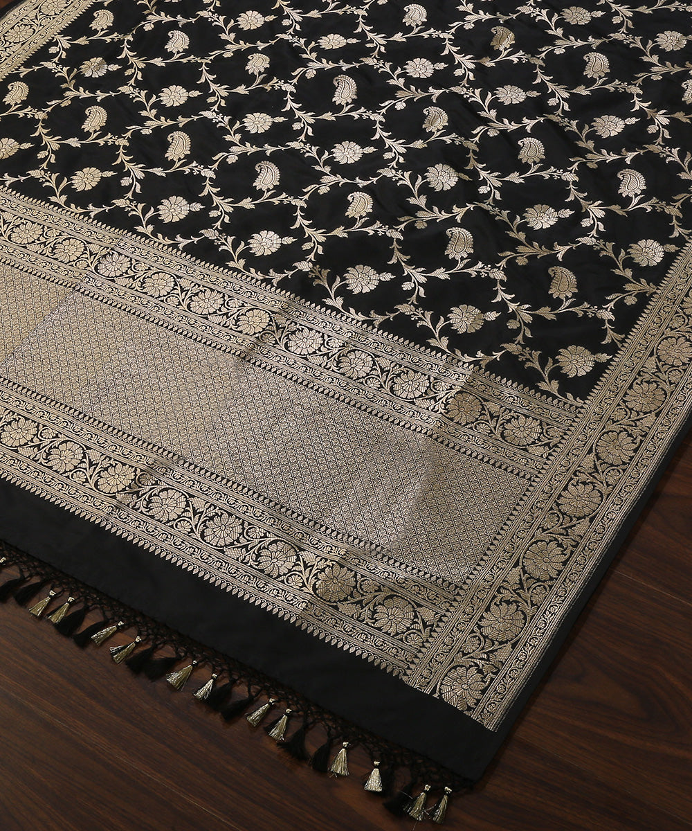 Black_Handloom_Pure_Katan_Silk_Banarasi_Dupatta_With_Paisley_Jaal_WeaverStory_03