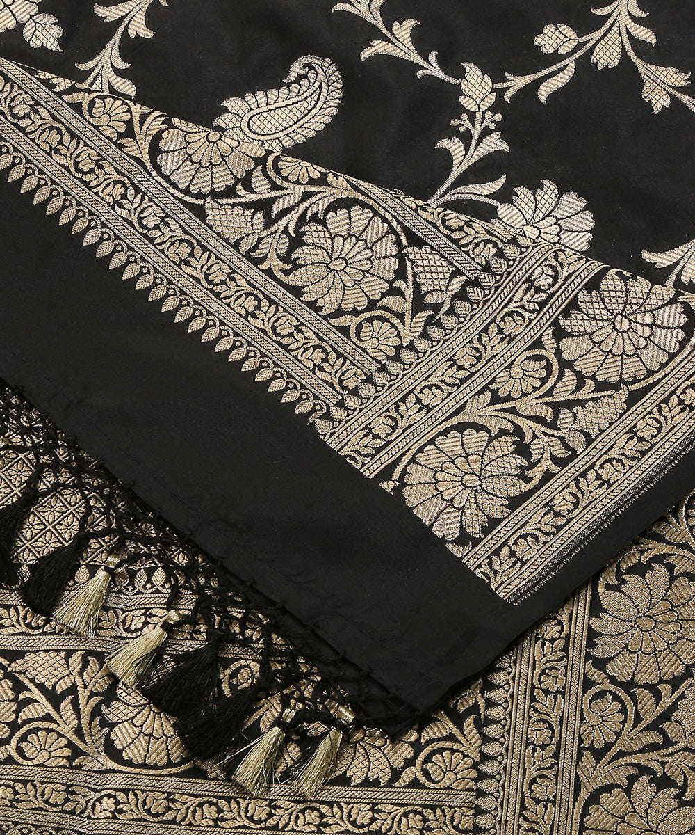 Black_Handloom_Pure_Katan_Silk_Banarasi_Dupatta_With_Paisley_Jaal_WeaverStory_04