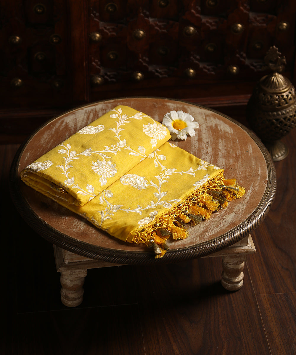 Yellow_Handloom_Pure_Katan_Silk_Banarasi_Dupatta_With_Paisley_Jaal_WeaverStory_01